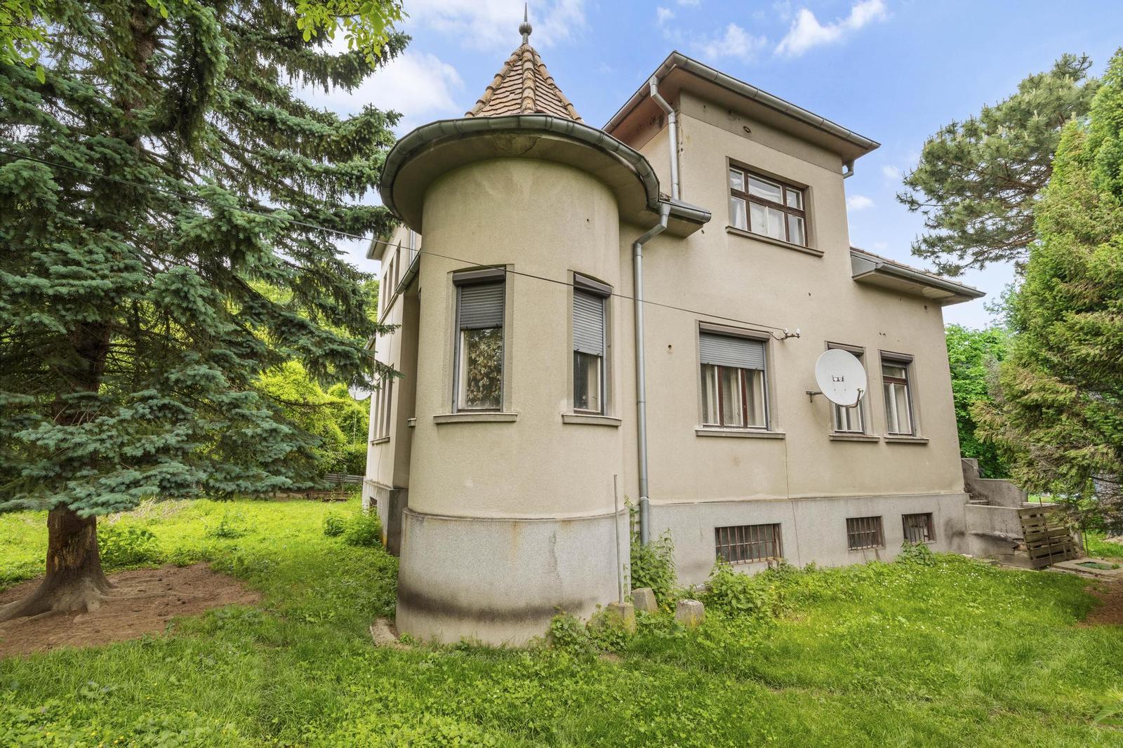 Sídlo pod Červeným Kameňom na krásnom pozemku 3567m²
