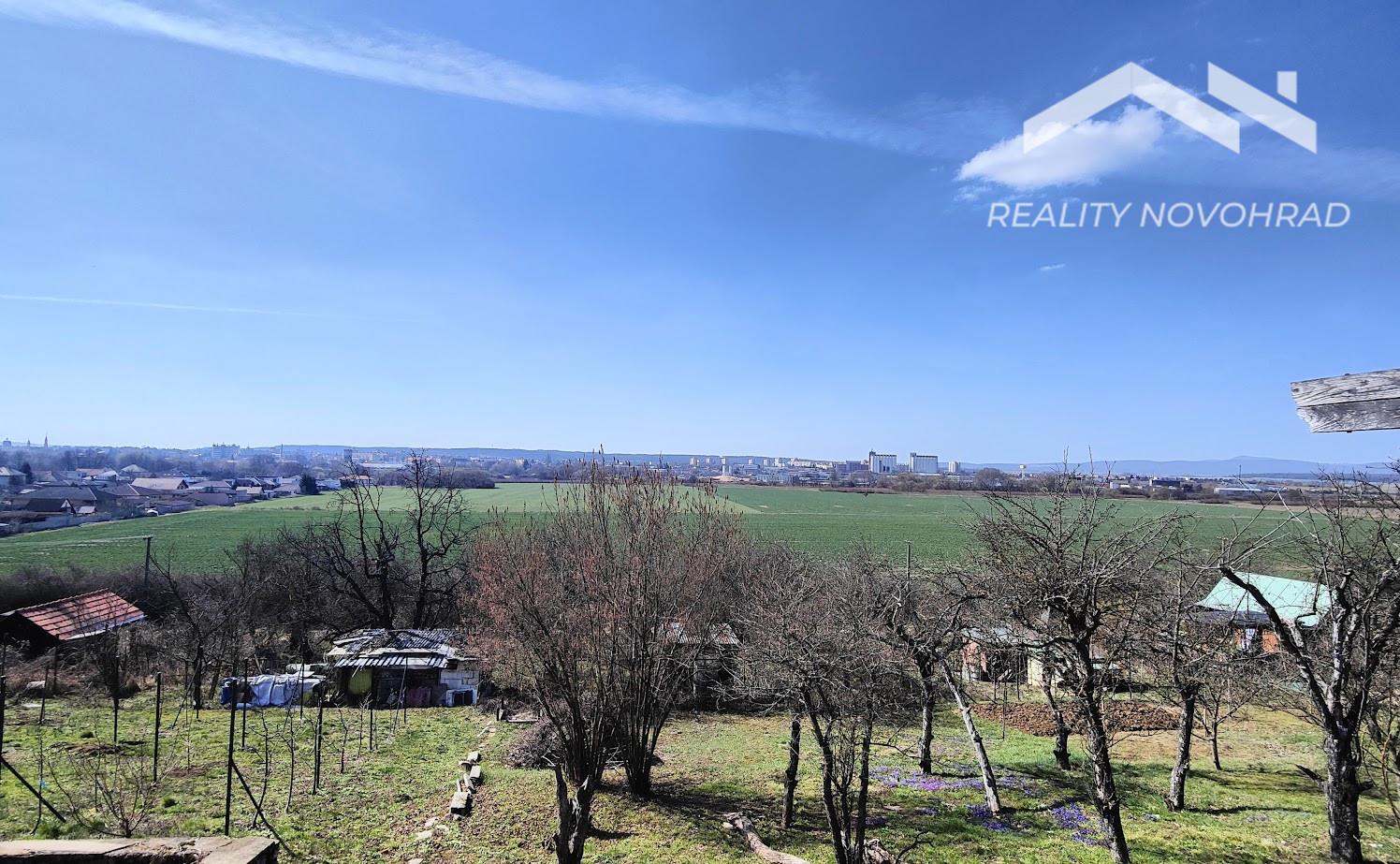🌿 Slnečná záhrada s rozostavanou dvojpodlažnou chatou a krásnym výhľadom – fotka 2