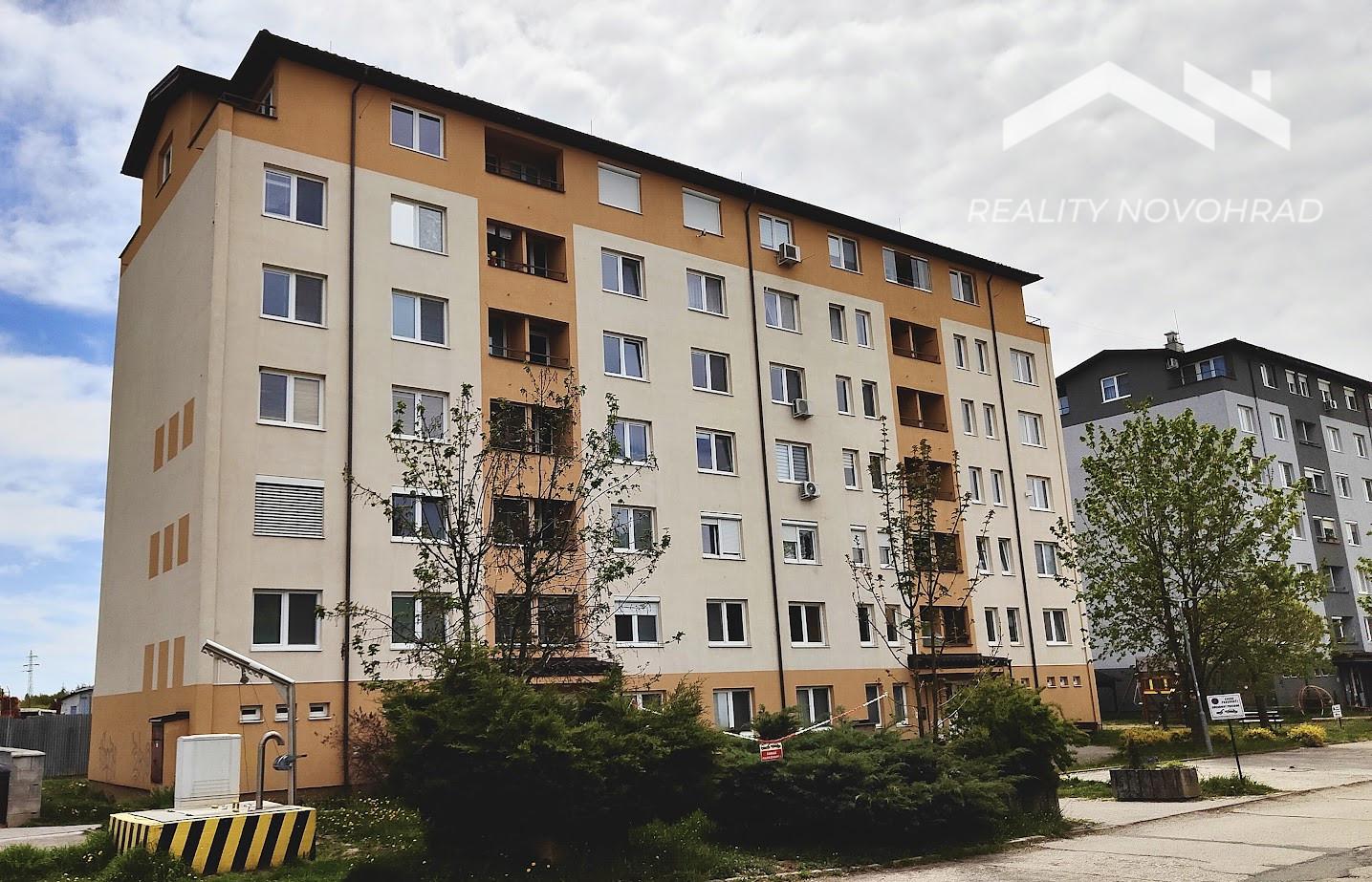 🏡 EXKLUZÍVNE | Veľkometrážny 4-izbový byt s loggiou, parkovaním a panoramatickým výhľadom – Lučenec, Opatová