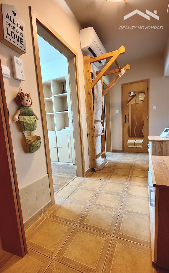 🏡 EXKLUZÍVNE | Veľkometrážny 4-izbový byt s loggiou, parkovaním a panoramatickým výhľadom – Lučenec, Opatová – fotka 2