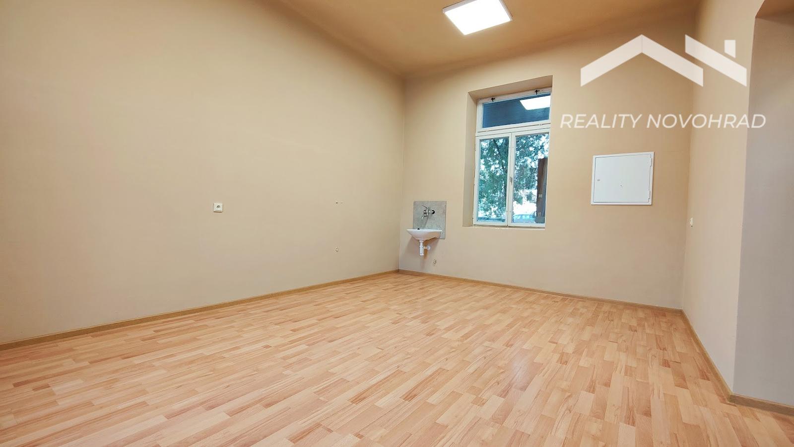 Priestor pre ambulanciu, kanceláriu či služby v centre mesta s vlastným parkovaním – fotka 2
