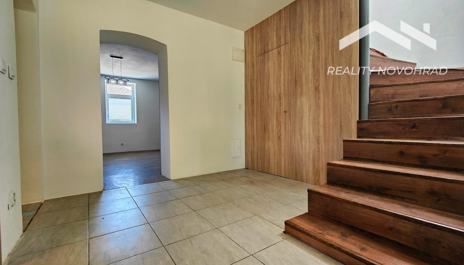 🏡 Rodinný dom s obytným podkrovím v centre Lučenca – fotka 2