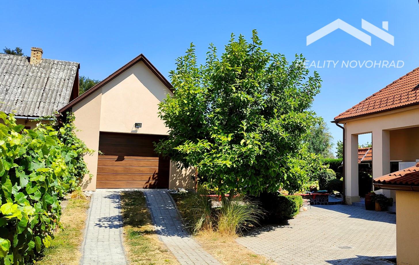 Veľkorysý rodinný dom v Haliči – 1 378 m², nádherná záhrada, 2 garáže – fotka 2