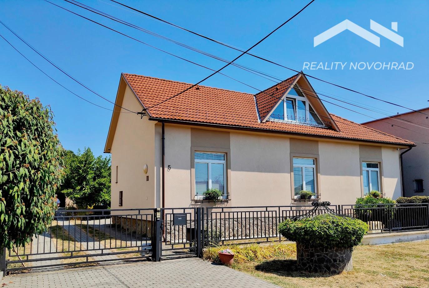 Veľkorysý rodinný dom v Haliči – 1 378 m², nádherná záhrada, 2 garáže