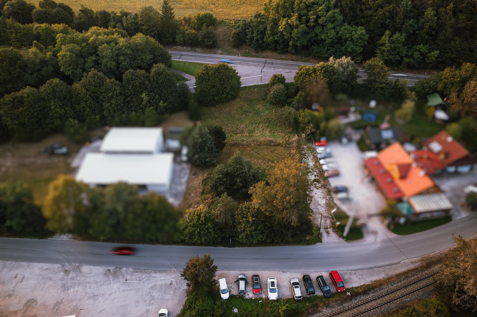 Komerčný pozemok 2207m2 s IS pri reštaurácii Grajciar