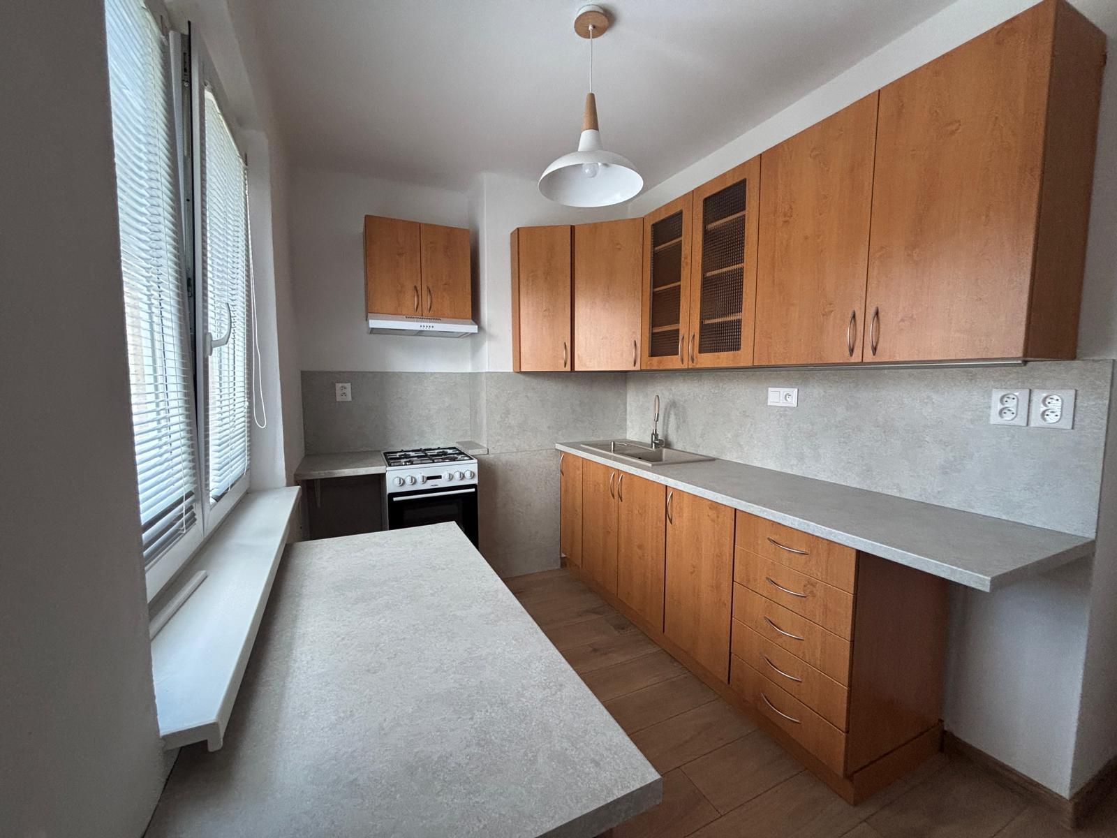 Na prenájom 3izbový zrekonštruovaný byt s balkónom v Brezne