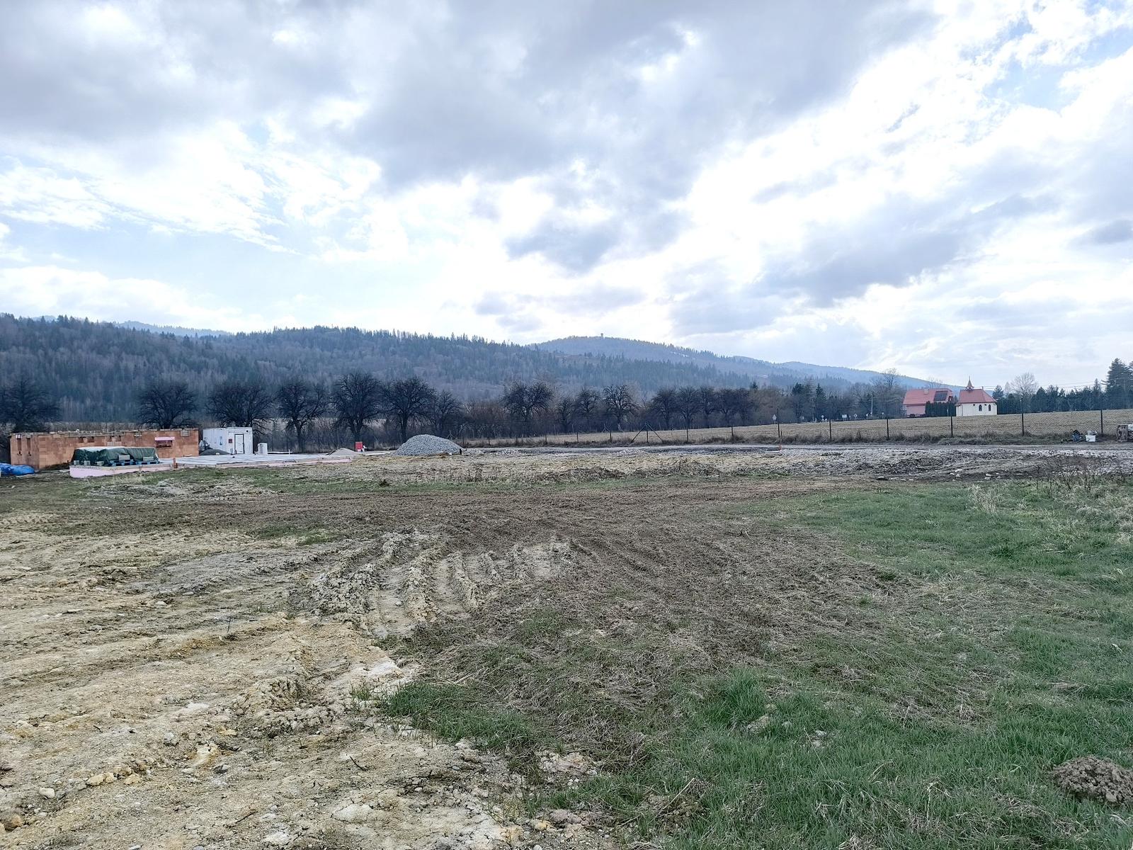 MAXIMÁLNE SÚKROMIE S JAZEROM, S ÚŽASNÝMI VÝHĽADMI NA KRÁĽOVU HOĽU,MURÁNSKU PLANINU A SLOVENSKÉ RUDOHORIE- VELIKÁNSKY SLNEČNÝ POZEMOK – fotka 2