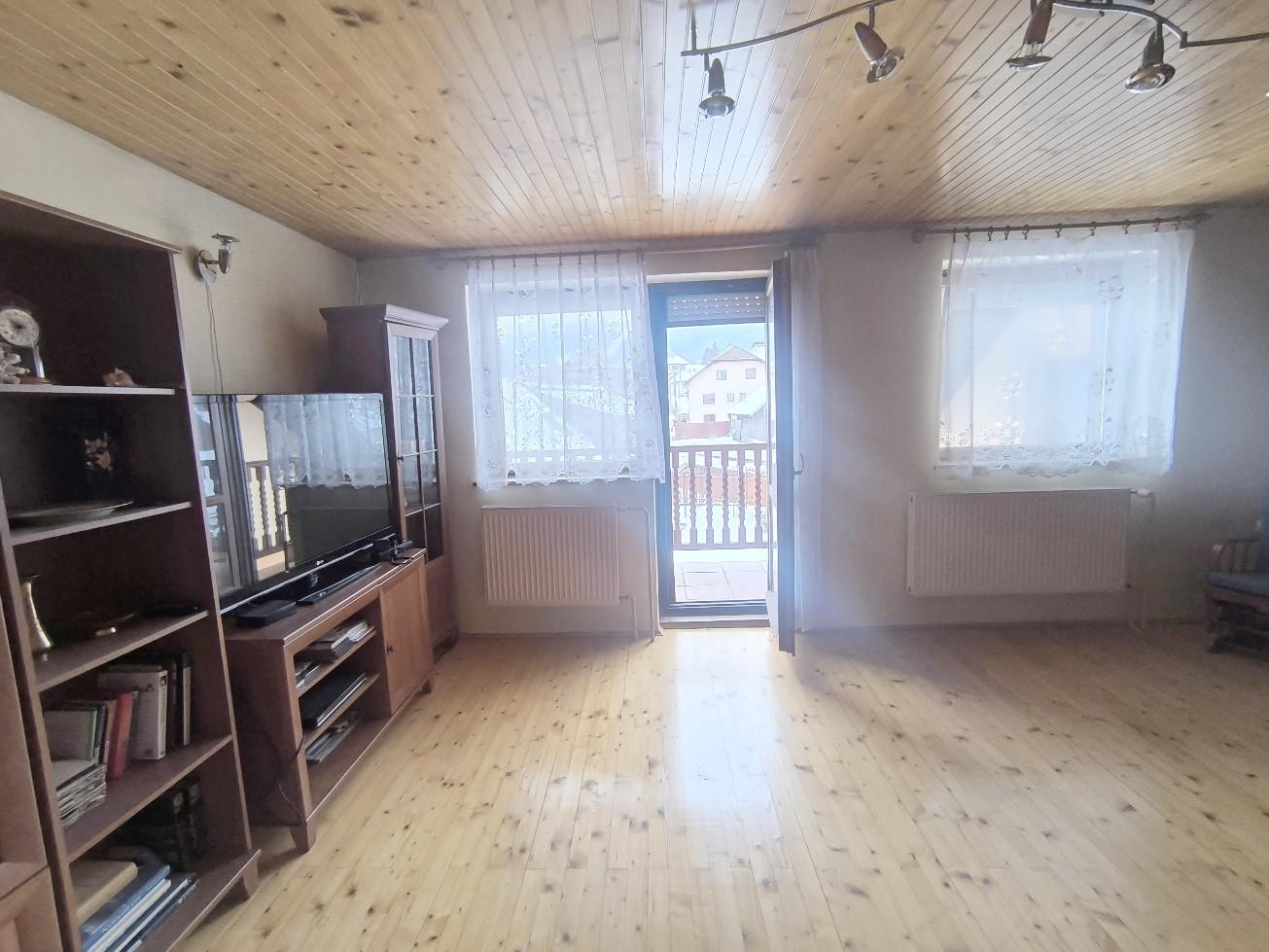 EXKLUZÍVNA PONUKA: RODINNÝ DOM PLUS 2 APARTMÁNY, DVE GARÁŽE, S VÝHĽADOM NA LYŽIARSKY VLEK TELGÁRT HOREHRONIE
