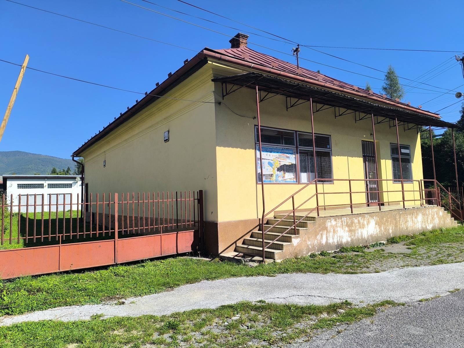AKTUALIZÁCIA CENY!! VÝHODNÁ INVESTÍCIA: ZAUJÍMAVÁ NEHNUTEĽNOSŤ VHODNÁ NA MNOHO VYUŽITÍ!! KRÁSNA ROVINATÁ SLNEČNÁ ZÁHRADA, TRI GARÁŽE, PRI PLYTKOM POTOČIKU – fotka 2