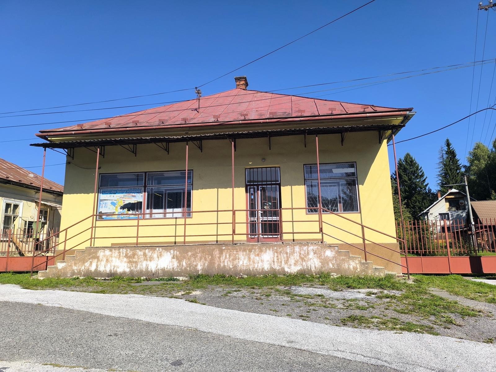 AKTUALIZÁCIA CENY!! VÝHODNÁ INVESTÍCIA: ZAUJÍMAVÁ NEHNUTEĽNOSŤ VHODNÁ NA MNOHO VYUŽITÍ!! KRÁSNA ROVINATÁ SLNEČNÁ ZÁHRADA, TRI GARÁŽE, PRI PLYTKOM POTOČIKU
