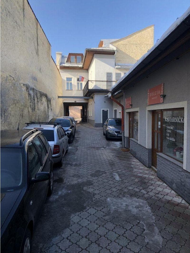 V priamom centre Brezna ponúkame na predaj polyfukčnú budovu – fotka 2