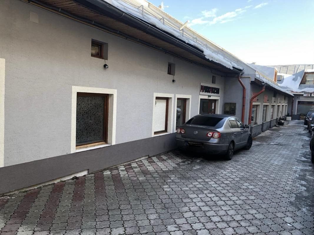 V priamom centre Brezna ponúkame na predaj polyfukčnú budovu