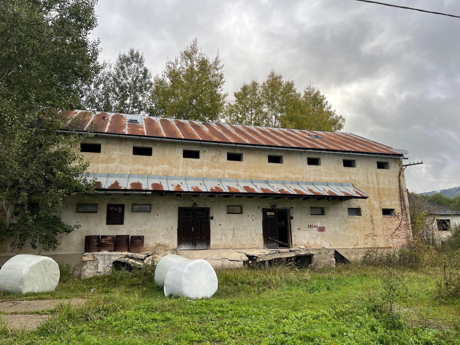 Na predaj budova v obci Závadka nad Hronom na viacúčelové využitie
