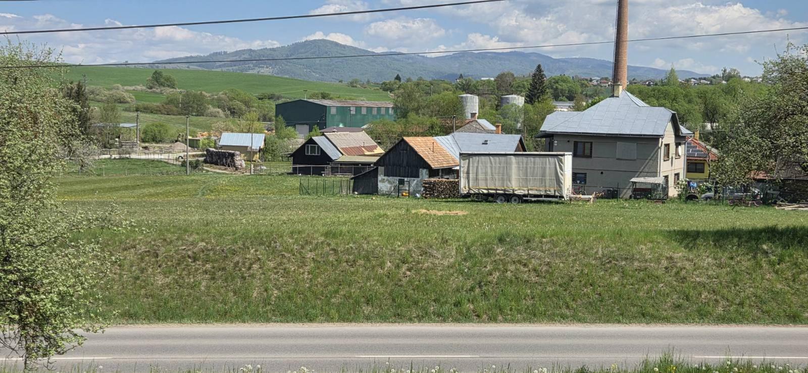 Na predaj stavebný,rovinatý a slnečný pozemok Brezno-Mazorníkovo