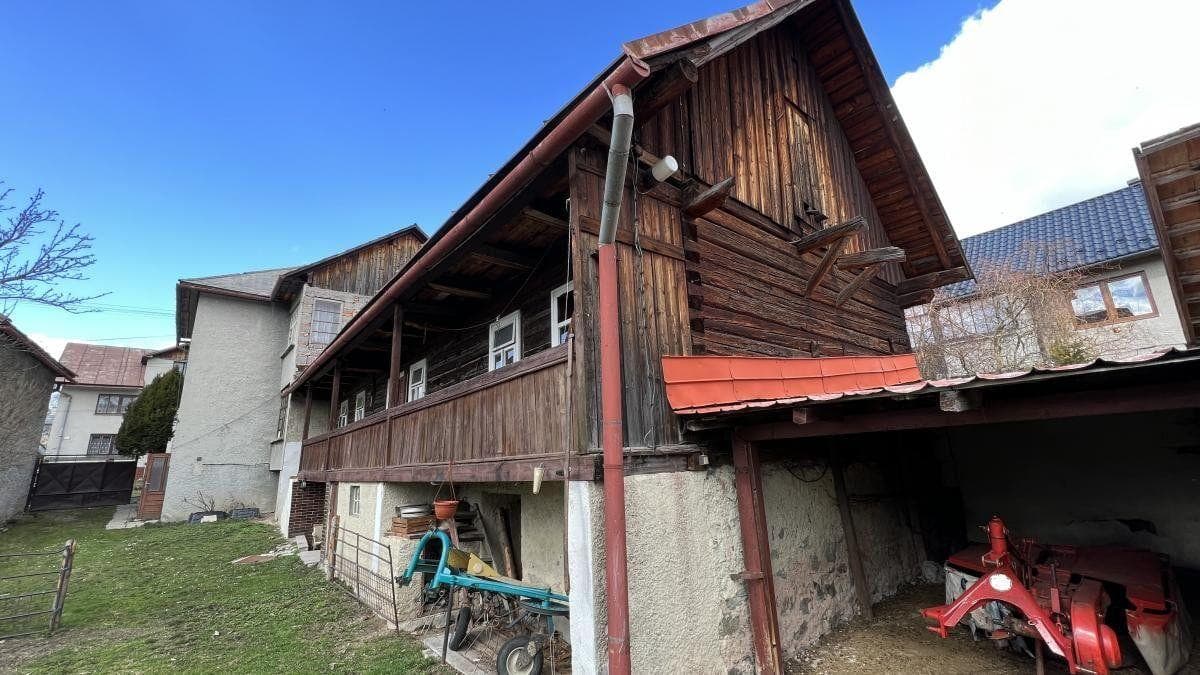 ZNÍŽENÁ SUMA: RODINNÝ DOMA S DREVENIČKOU NA JEDNOM POZEMKU V PÔVODNOM STAVE, POHORELÁ