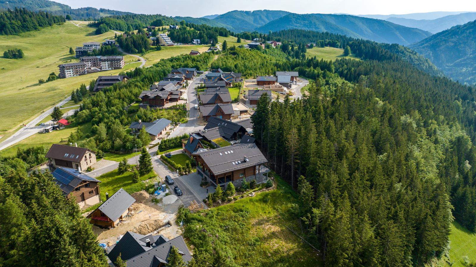 Stavebný pozemok so sieťami. Nádherný výhľad. Donovalley Resort. – fotka 2