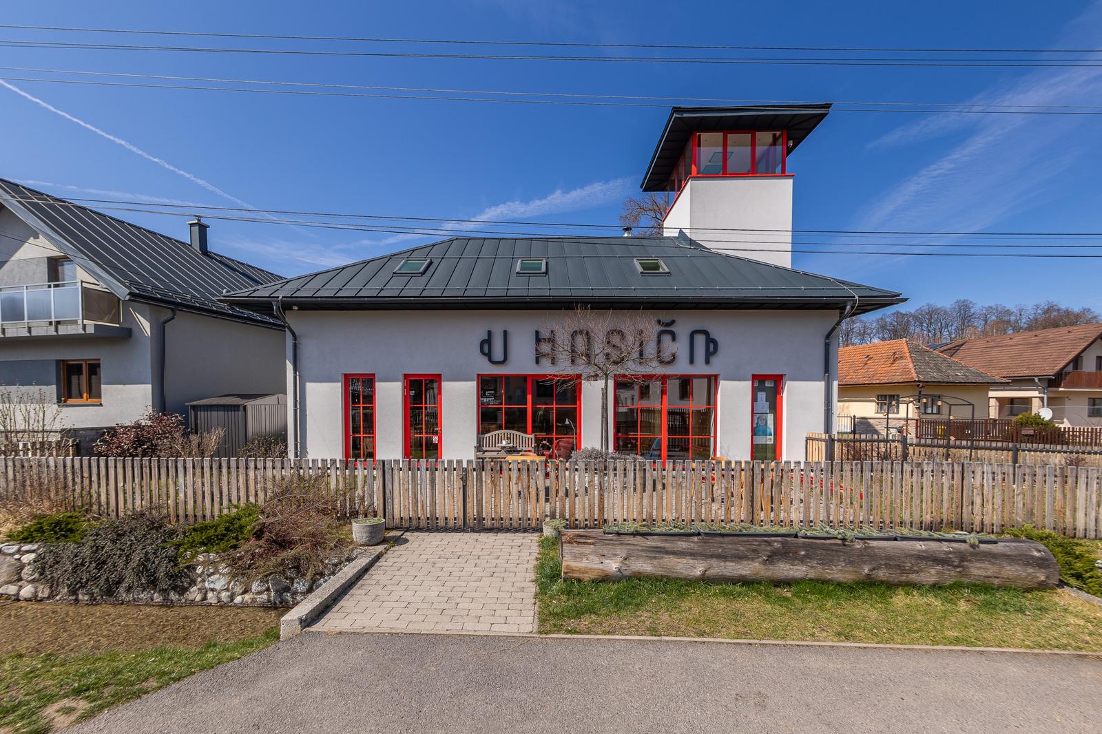 Zabehnutý bar s apartmánom a vlastnou vyhliadkovou vežou