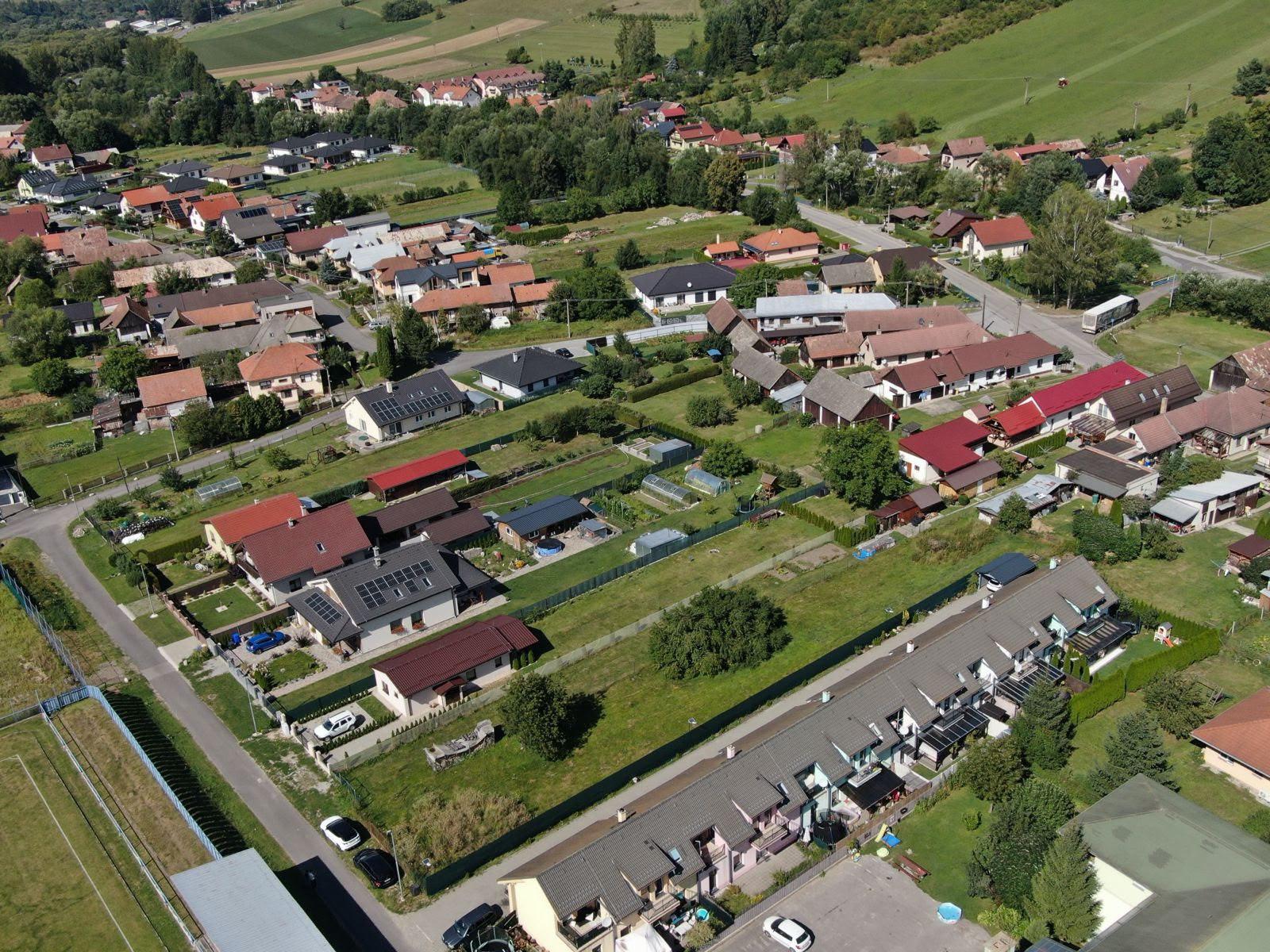 Stavebný pozemok pre rodinný dom v obci Svätý Kríž (1 013 m²) – fotka 2