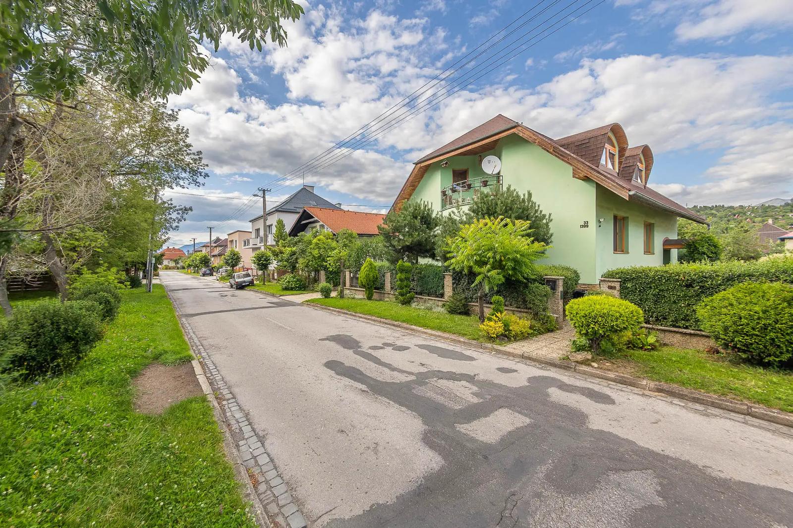 Rezervované-Unikátny 6-izbový rodinný dom v centre Liptovského Mikuláša s oázou pokoja a flexibilným využitím – fotka 2