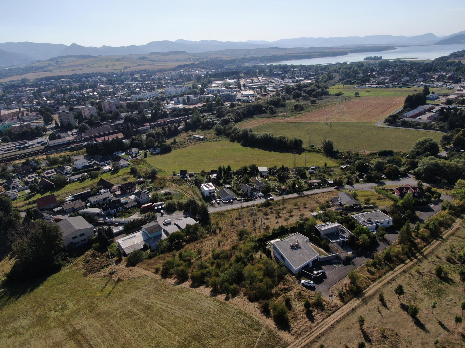 Slnečný stavebný pozemok s panoramatickým výhľadom na Liptovský Mikuláš