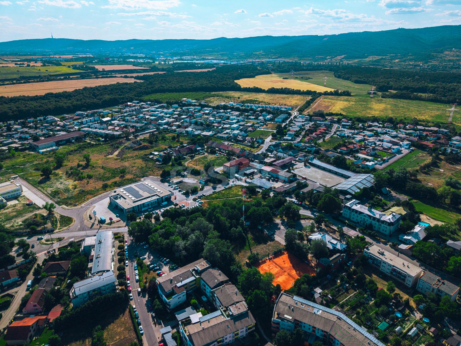 Lukratívny stavebný pozemok s vypracovaným projektom polyfunkcie – fotka 2