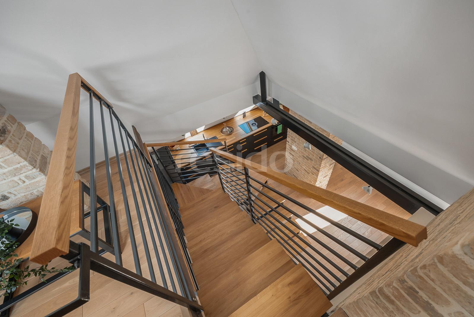 Veľkorysý rekonštruovaný mezanín (117 m²) pri Horskom parku so záhradou a parkovaním