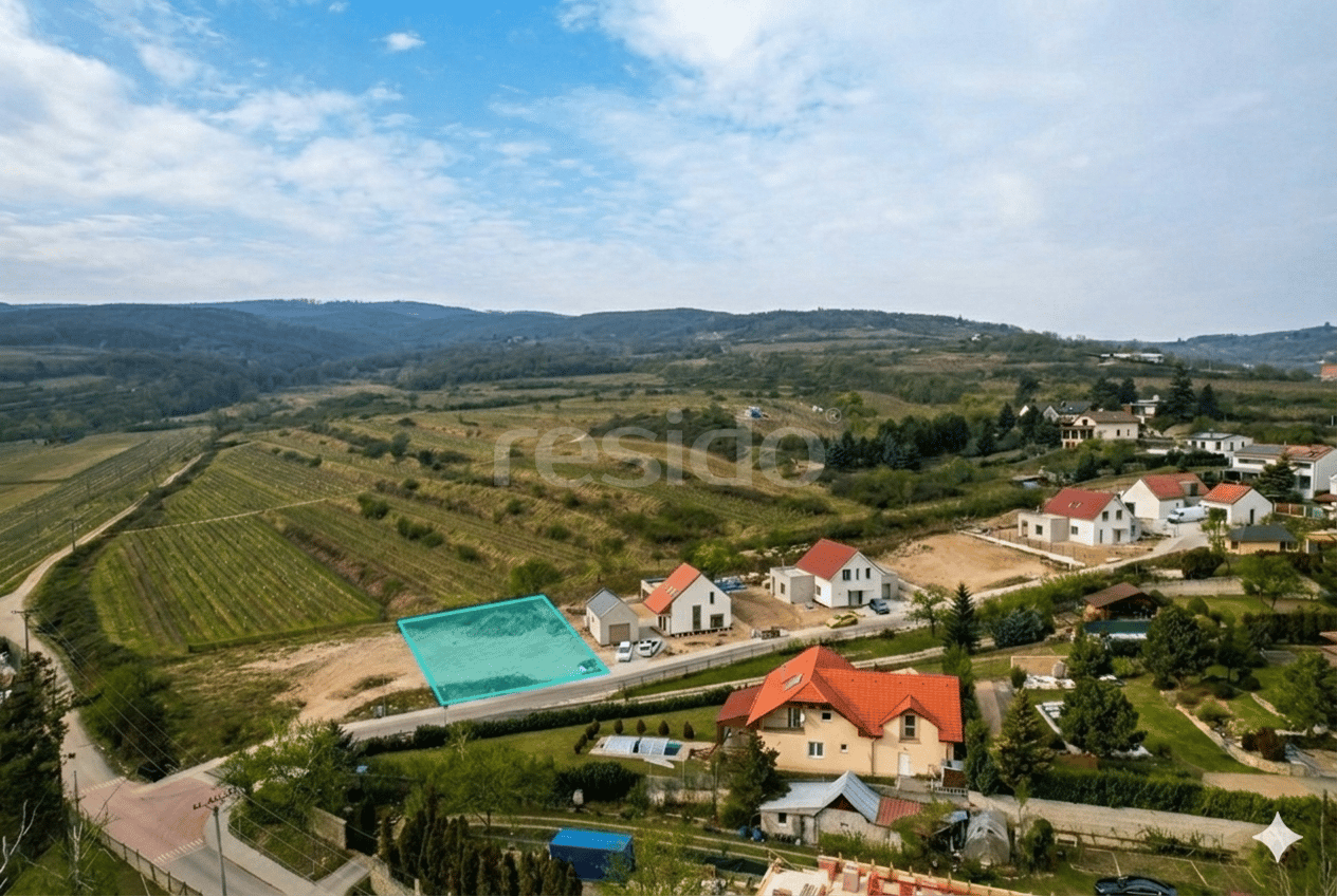 Výnimočný stavebný pozemok s projektom rodinného domu v Svätom Jure. – fotka 2