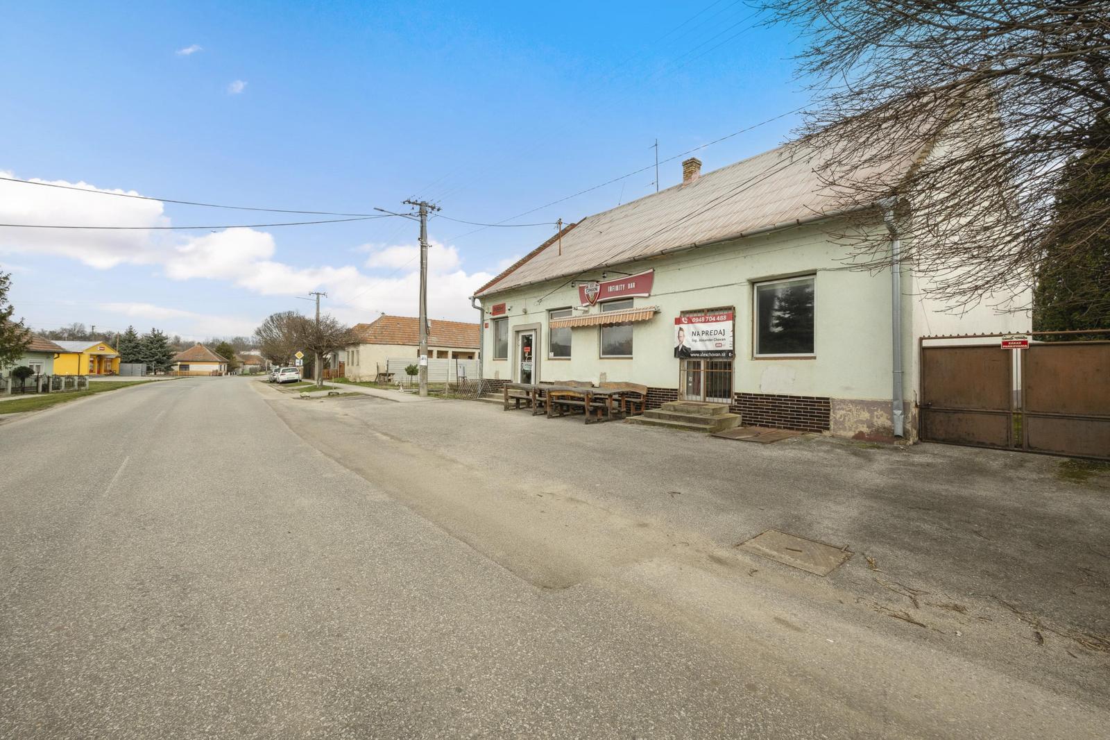 Hostinec v centre obce Černík, možnosť prerobenia na RD