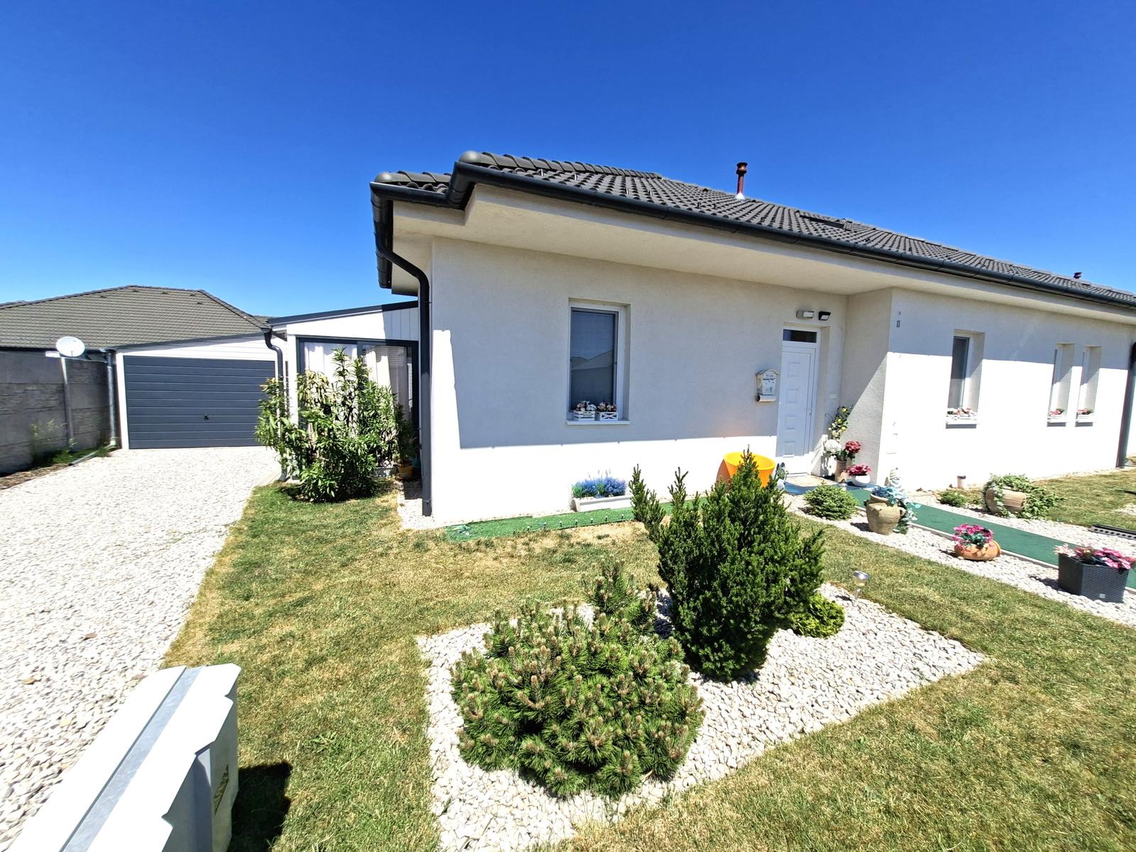 Štýlový a slnečný 3-izbový dom s rustikálnym šarmom v Rajke
