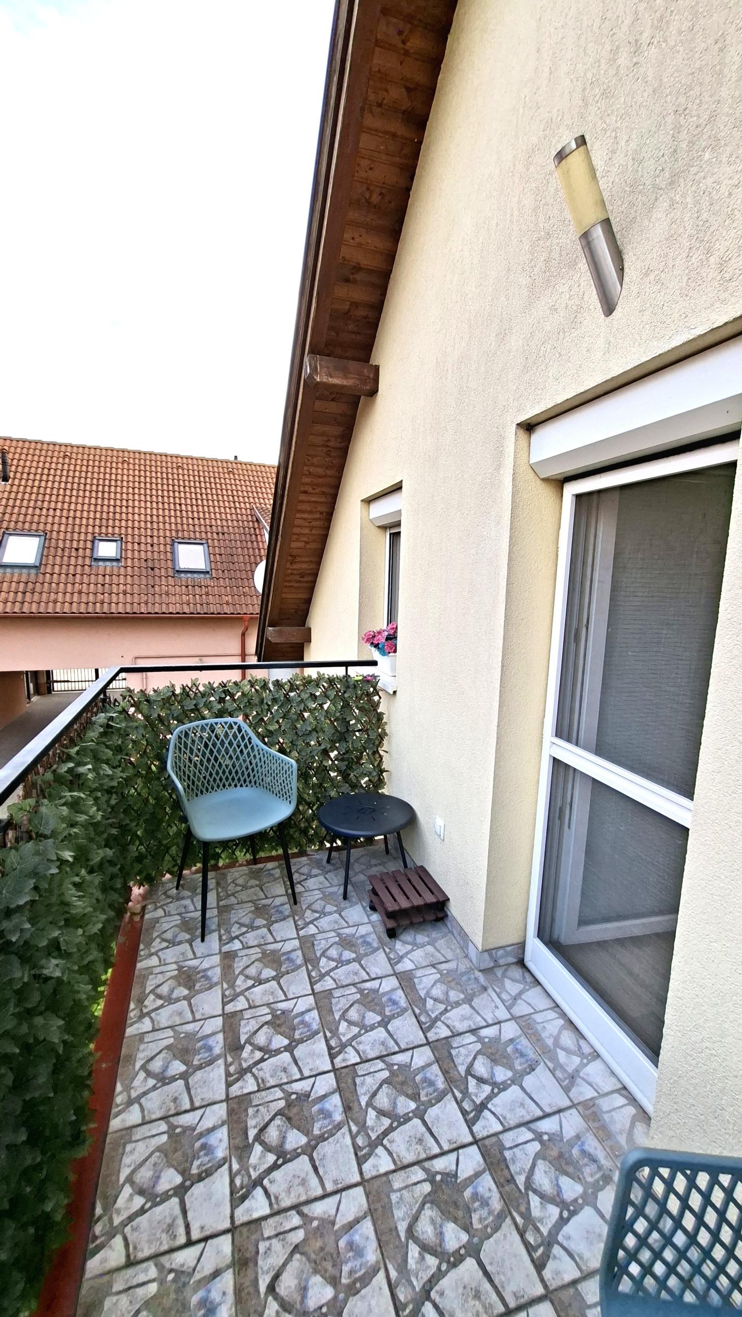 Prenájom slnečný 2-izbový byt s balkónom v centre Rajky – Uzatvorený areál