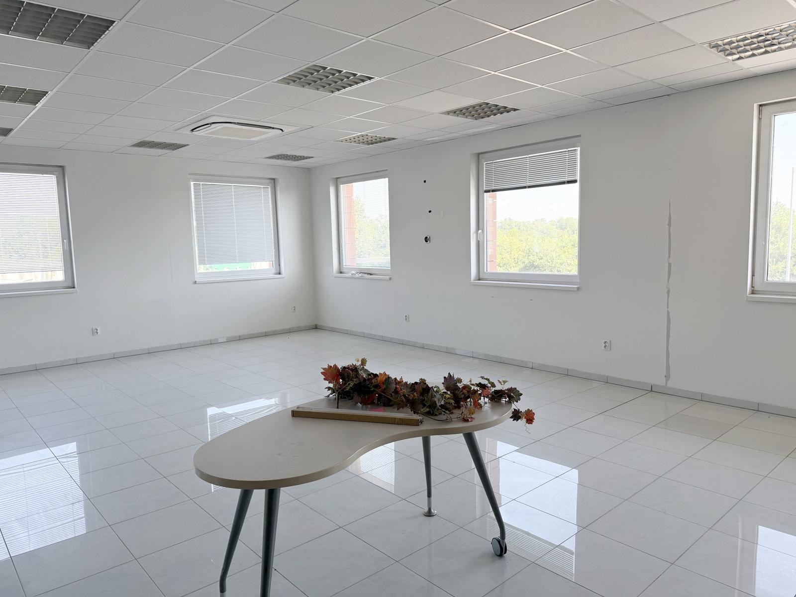 Prenájom rôznych kancelárií od 48 m2  a 66 m2 nebytový priestor na prízemí v Šamoríne