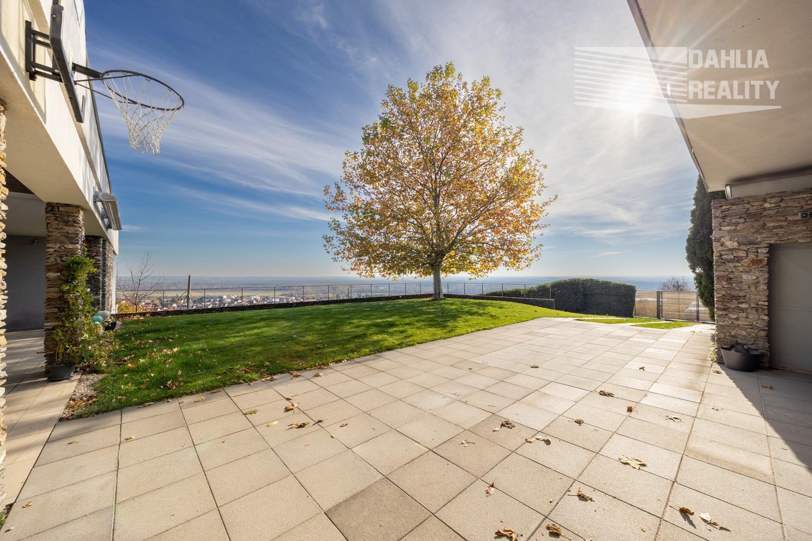 Exkluzívna VILA s panoramatickým výhľadom vo Svätom Jure - 5 izbová s terasou, átriom, krbom a pozemkom 6 616 m2 – fotka 2