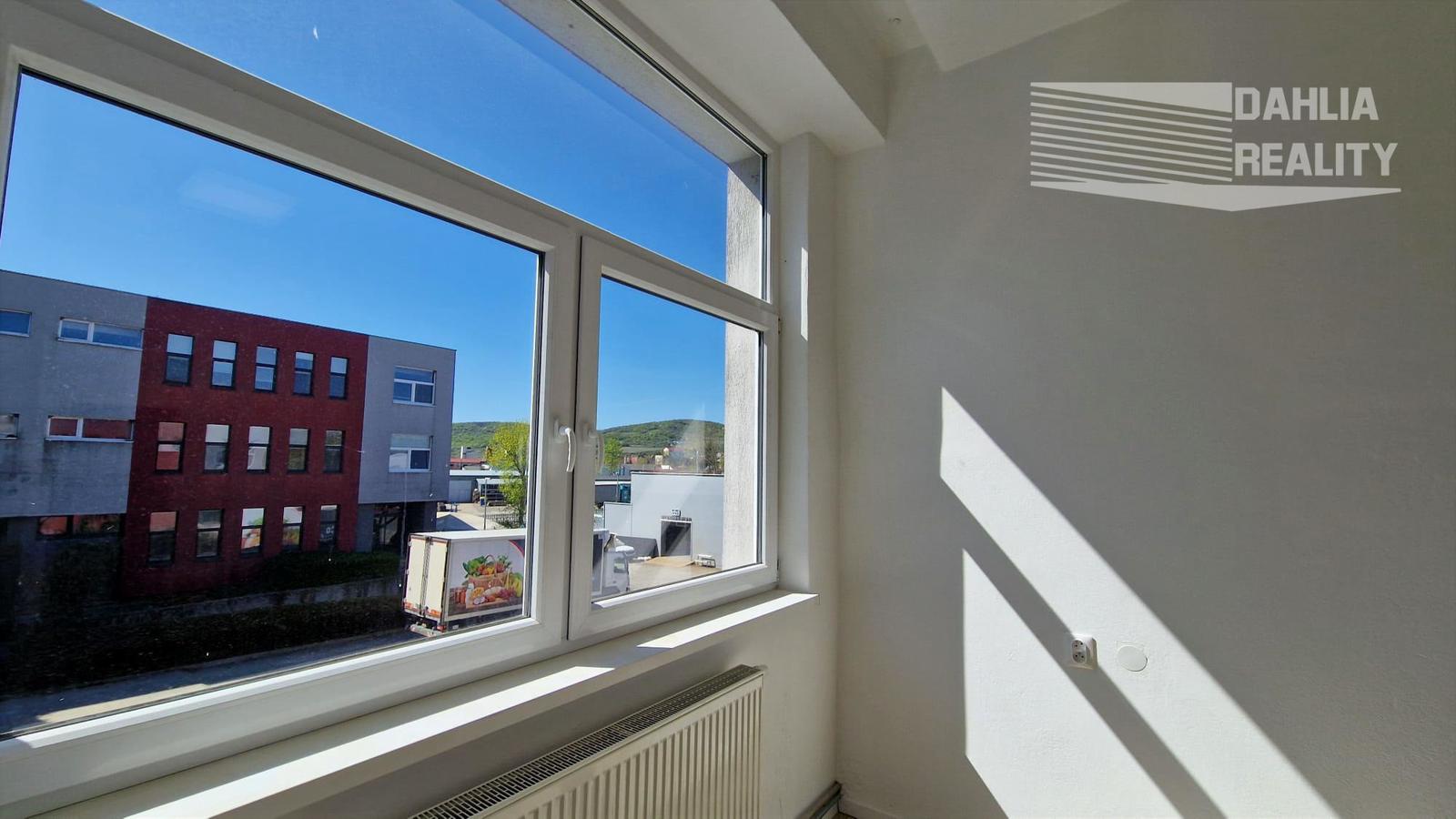 Prenájom nových kancelárskych priestorov v Modre, Šúrska ulica s parkovaním od 18 m2 do 100 m2 – fotka 2