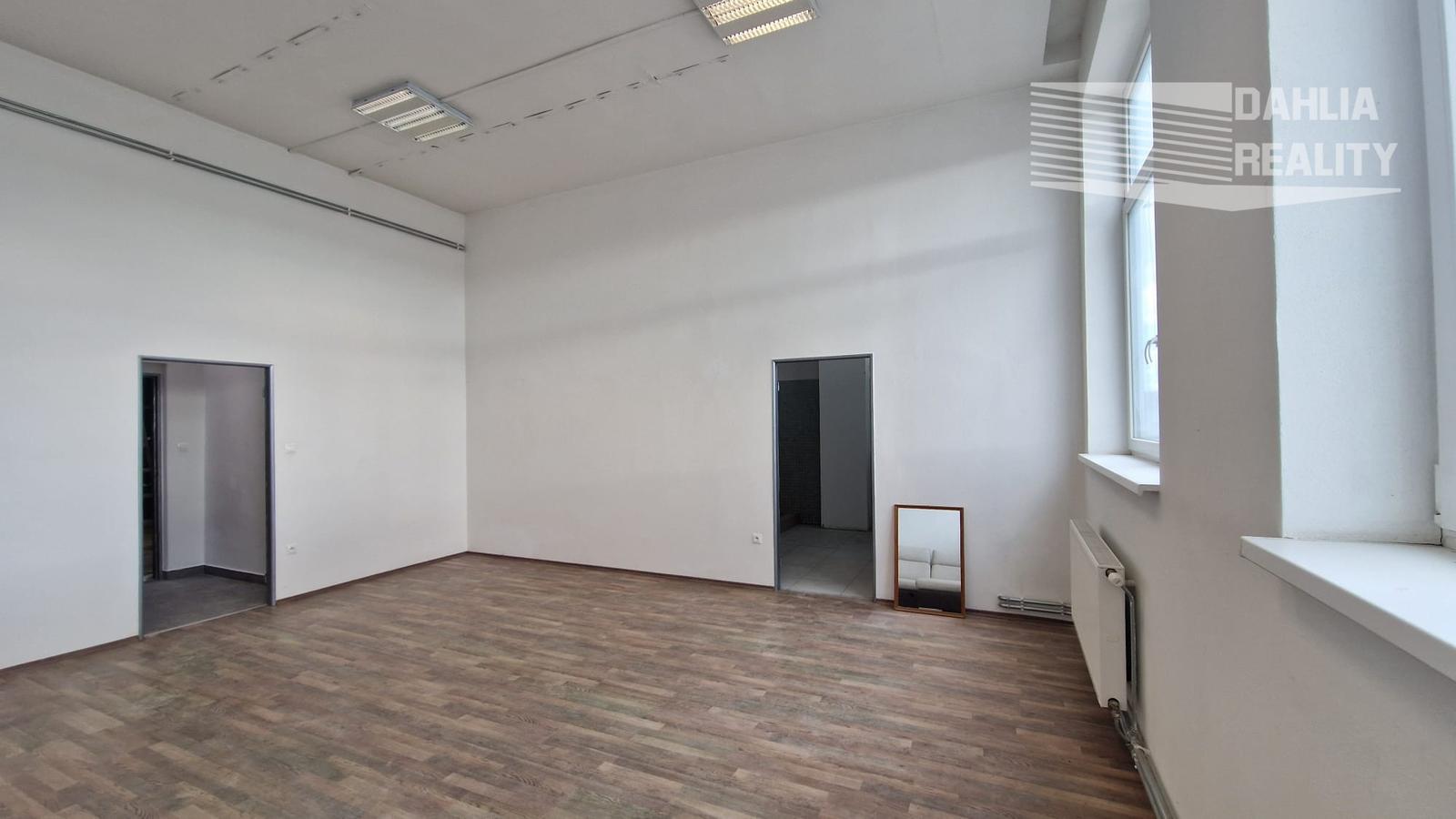 Prenájom kancelárskych priestorov 34 m2 a 32 m2 s parkovaním v Pezinku, areál ul. Za dráhou