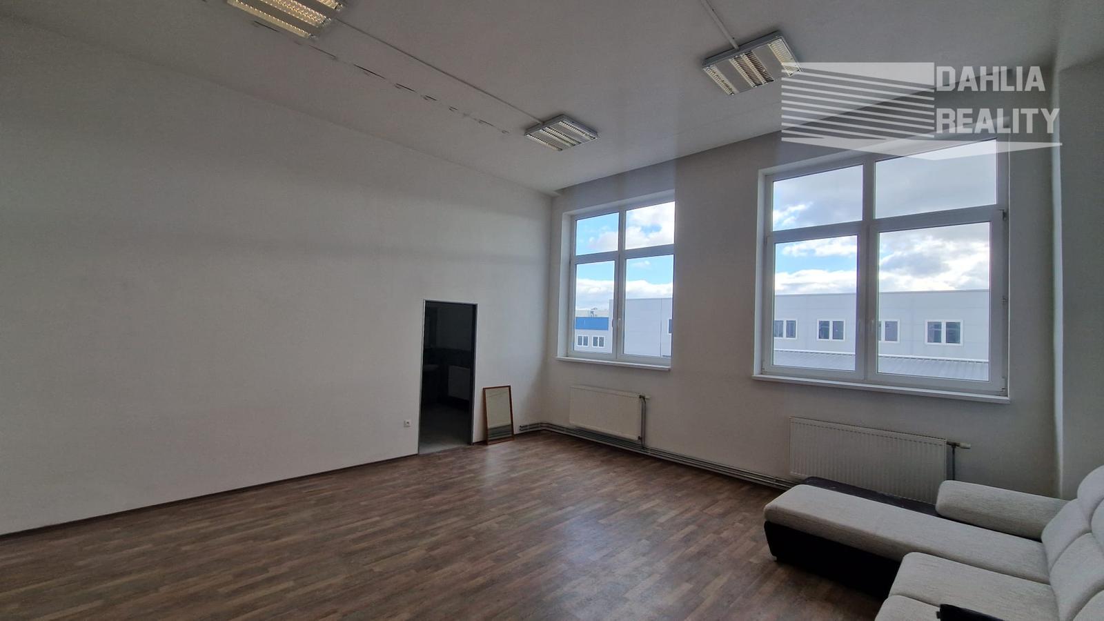 Prenájom kancelárskych priestorov 34 m2 a 32 m2 s parkovaním v Pezinku, areál ul. Za dráhou – fotka 2