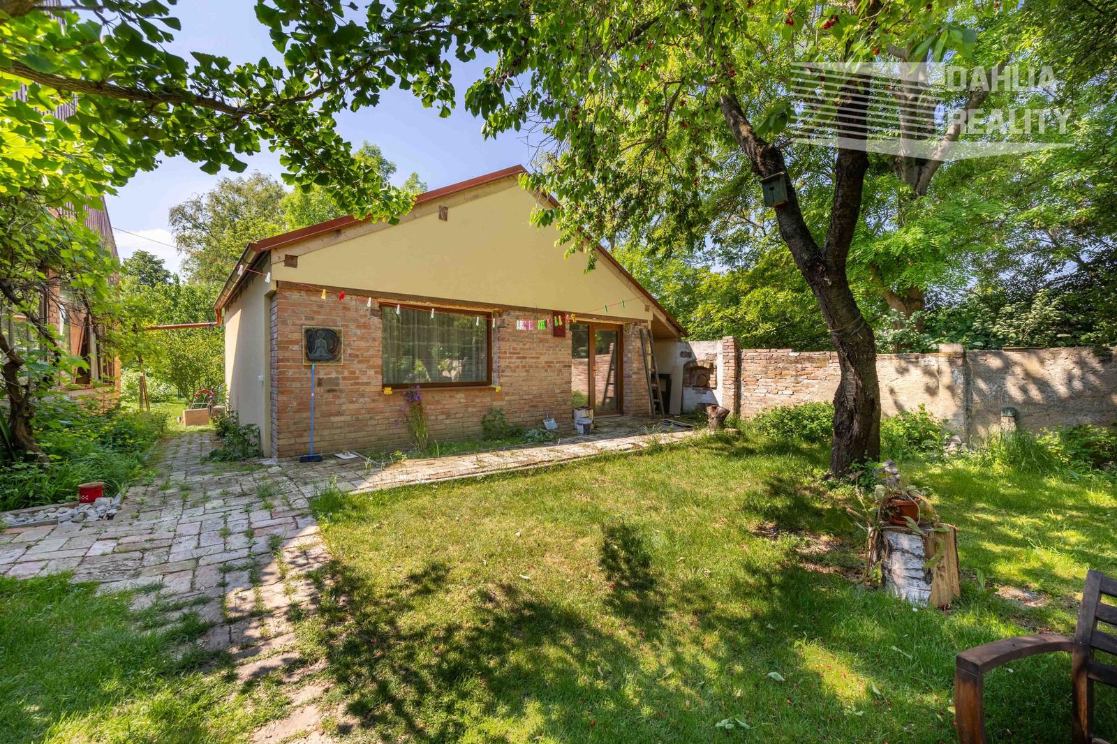 Predaj víkendový rodinný dom so stodolou + samostatný ateliér/posilňovňa + záhrada, pozemok celkom 2 699 m2 Vištuk