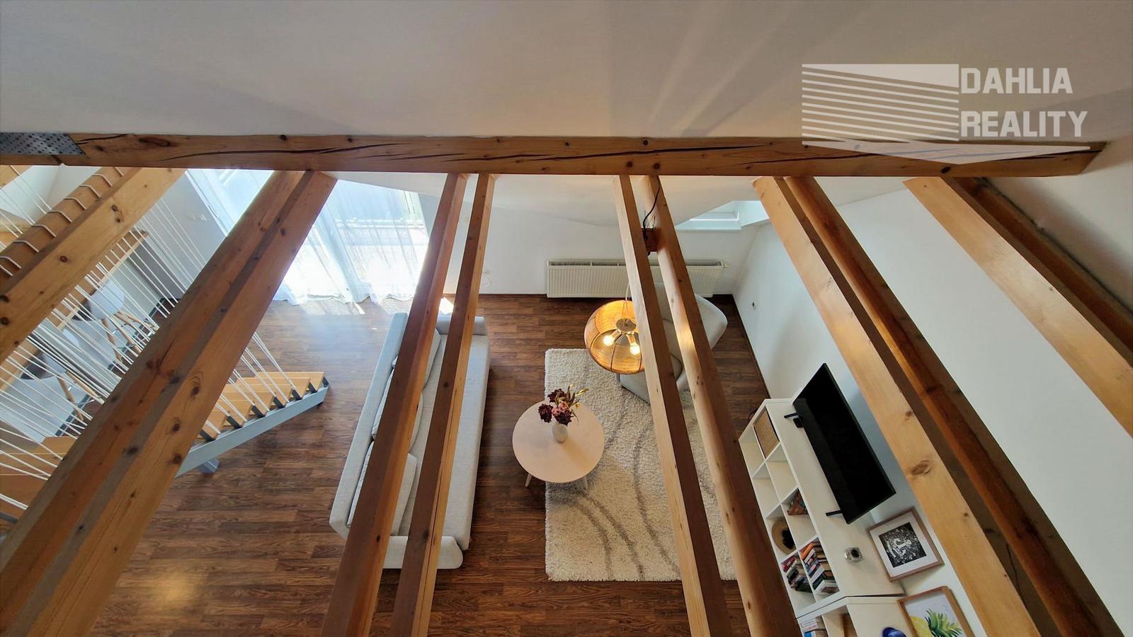 Predaj novší mezonetový veľký byt 120 m2 s krbom a balkónom v Pezinku širšie centrum – fotka 2