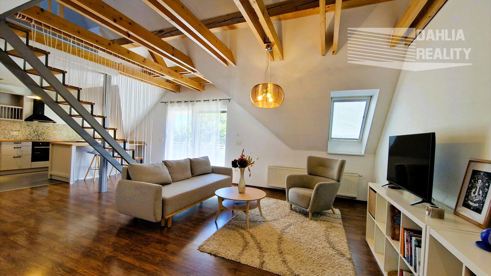 Predaj novší mezonetový veľký byt 120 m2 s krbom a balkónom v Pezinku širšie centrum