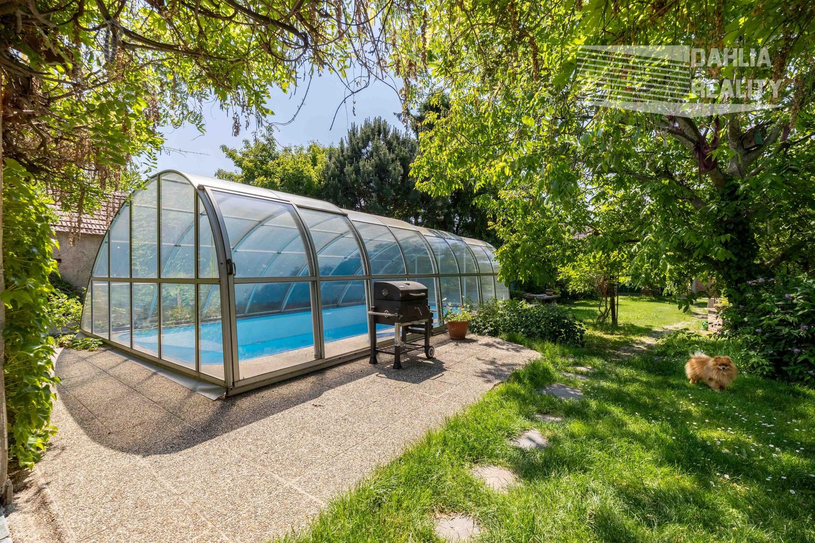 Predaj vidieckeho sídla s 3 stavbami, dom s bazénom, parkovaním, stodolou + pozemok  3 500 m2 vo Vištuku – fotka 2