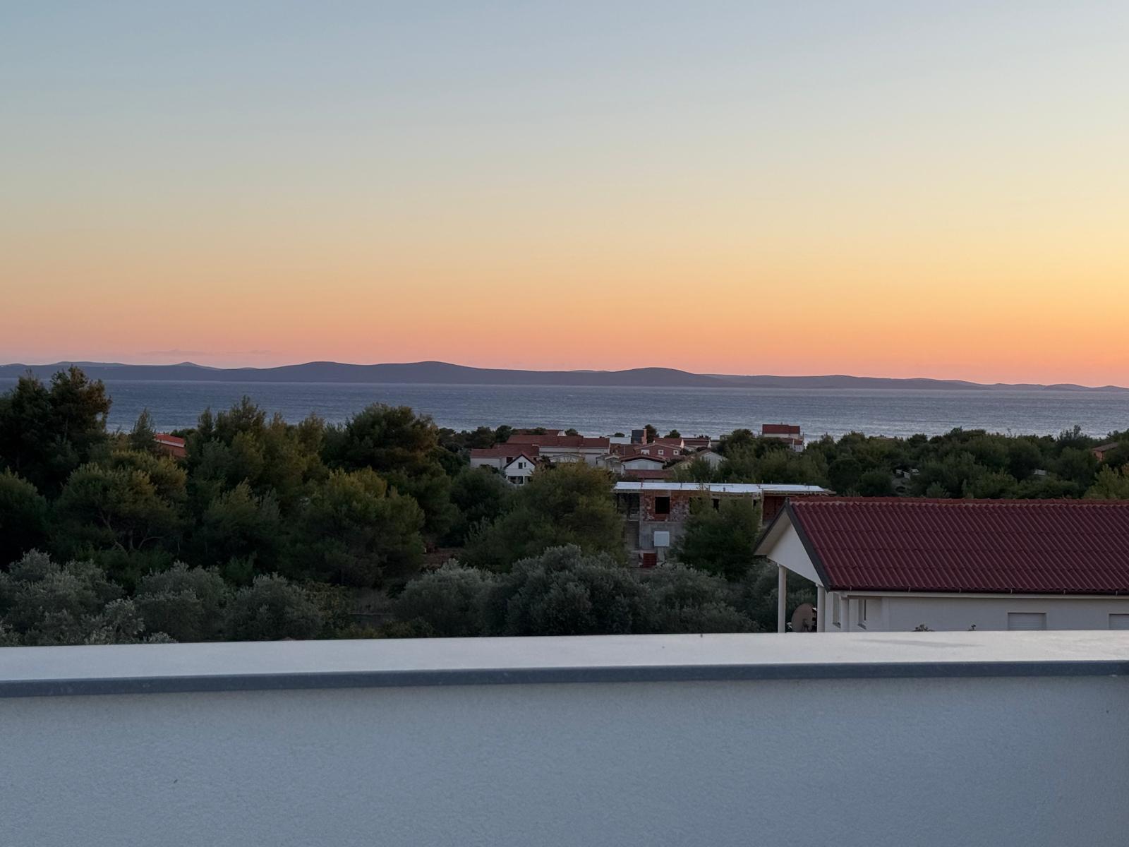 Chorvátsko, Moderný 2i apartmán s výhľadom na more.