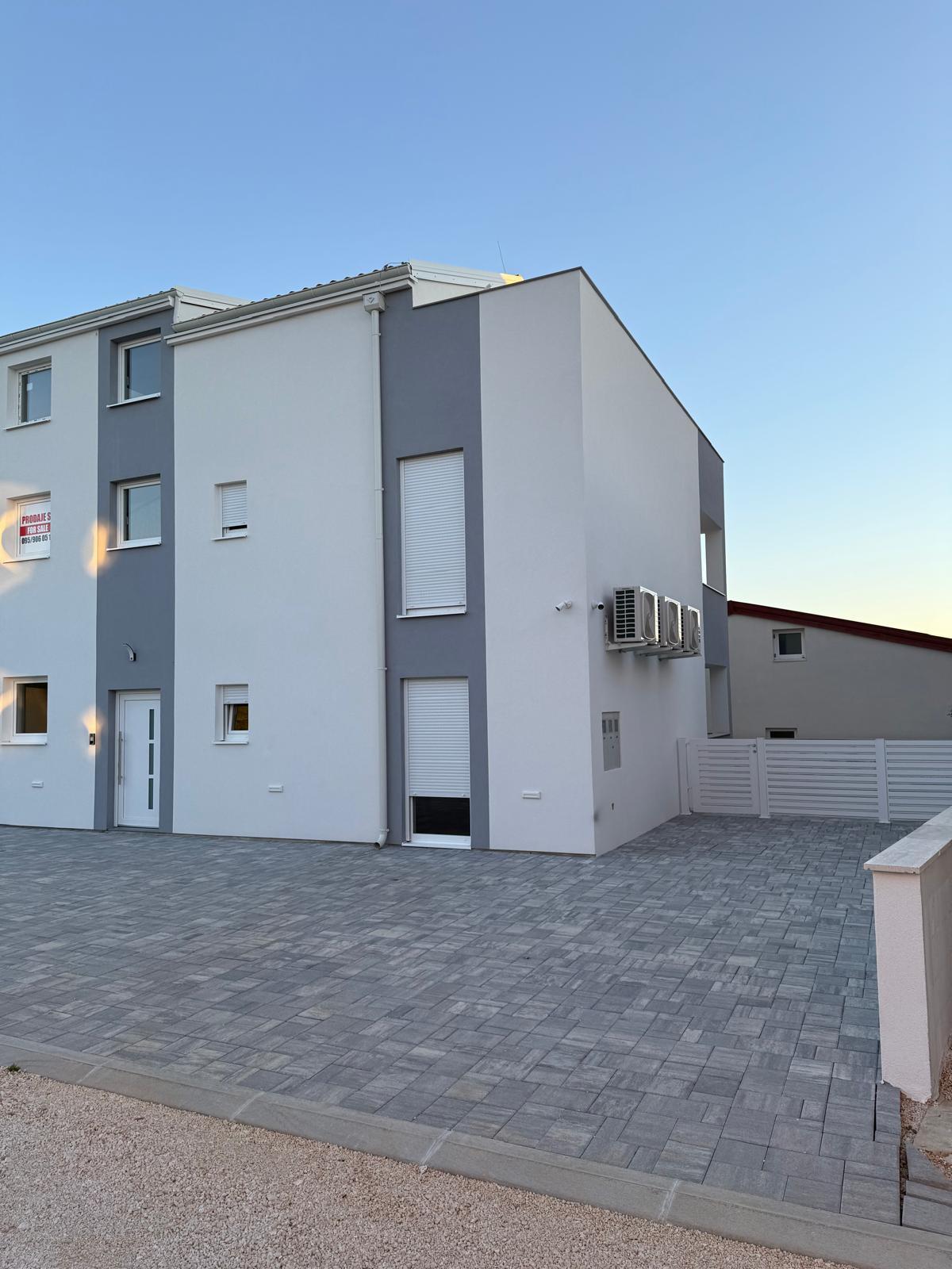 Chorvátsko, novostavba 2i apartmán s výhľadom na more.