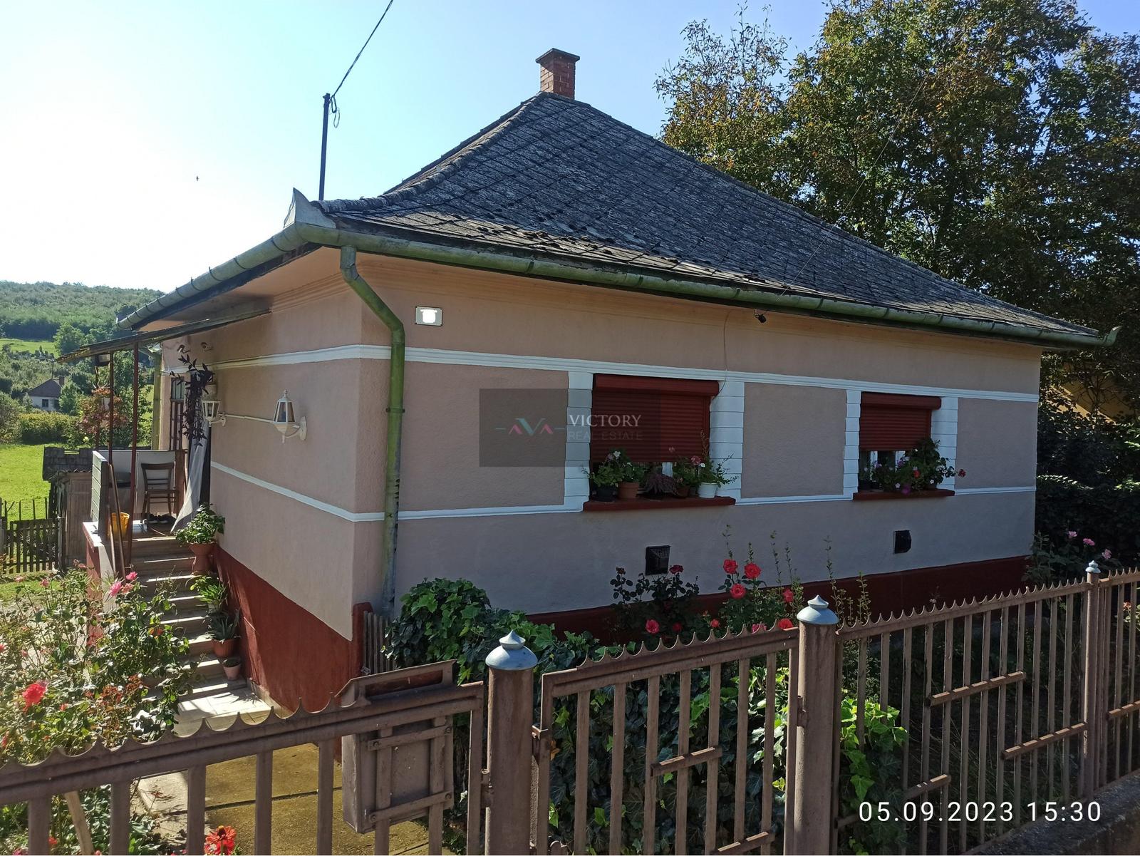 CHALUPA/DOM S VEĽKÝM POZEMKOM – SZALASZEND (IBA 40 MIN. OD KOŠÍC)
