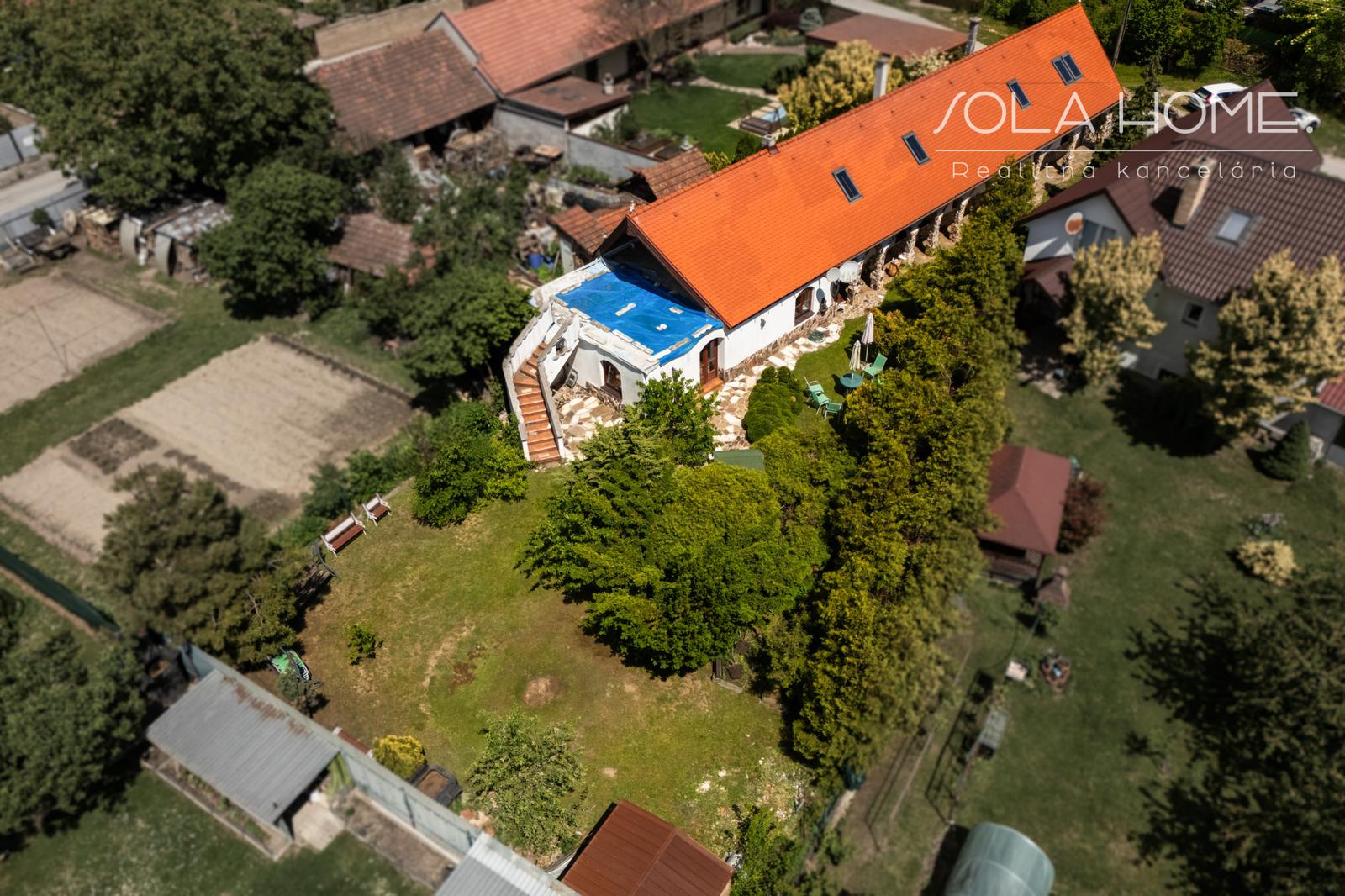 NA PREDAJ ROZPRÁVKOVÝ 5 IZBOVÝ DOM S KRÁSNYM POZEMKOM  | MALÁ IDA - IDANSKÁ ULICA – fotka 2