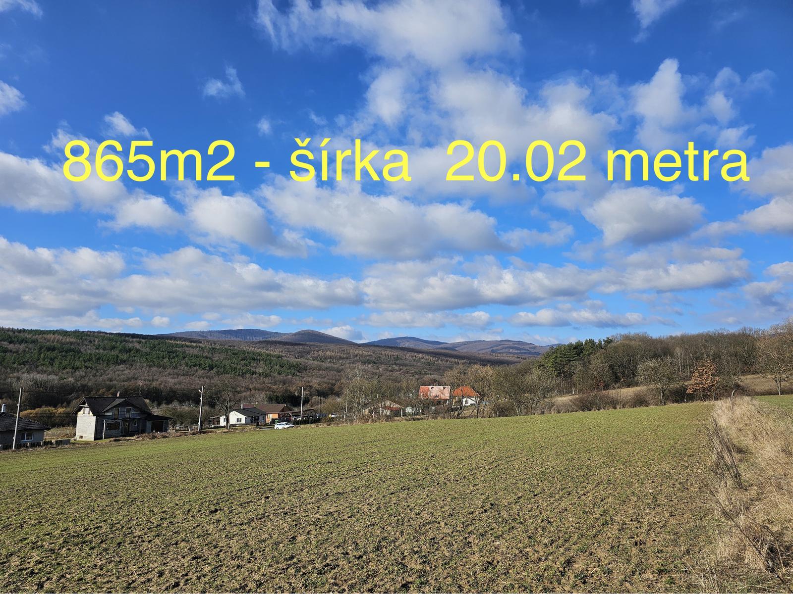 Pozemok pod lesom - so sieťami 865m2 - na predaj
