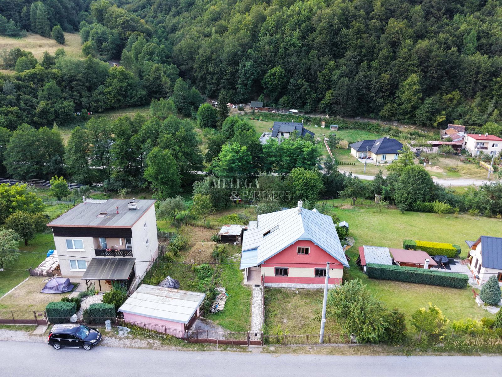 Rodinný dom s garážou, pivnicou a skleníkom v obci Slovinky