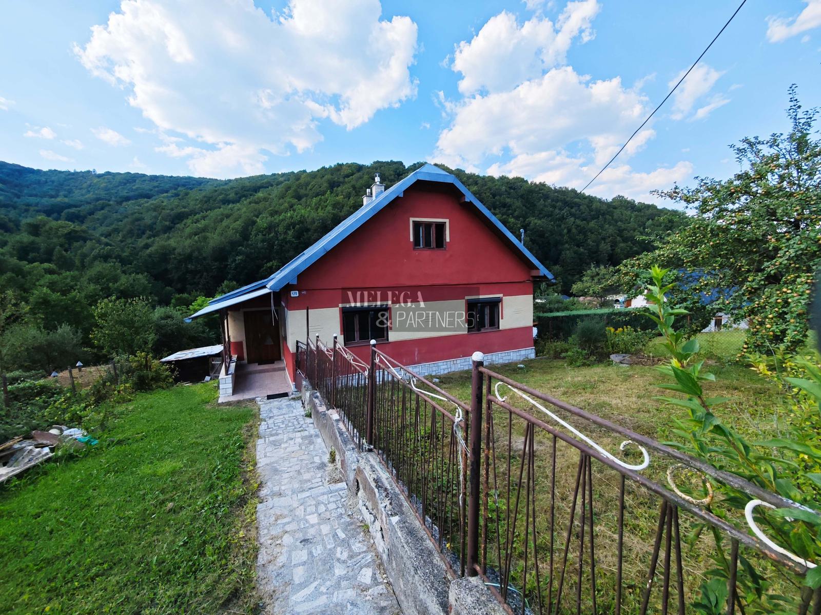 Rodinný dom s garážou, pivnicou a skleníkom v obci Slovinky – fotka 2