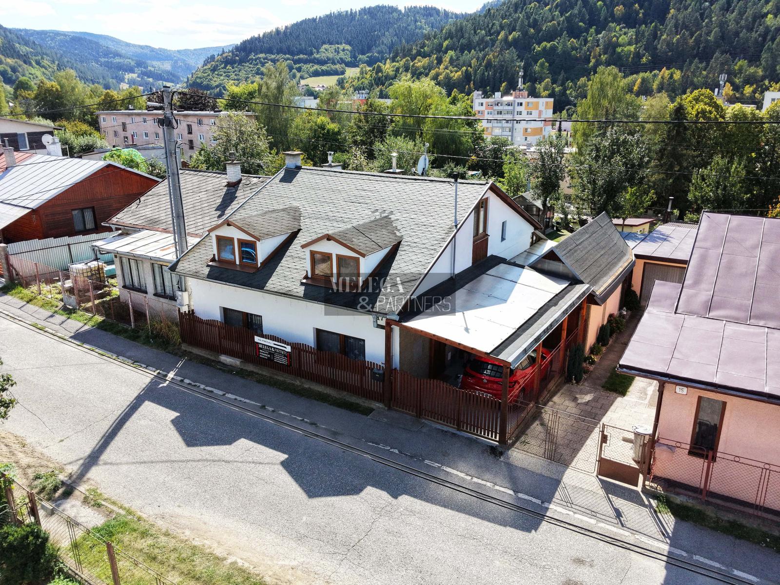 ZNÍŽENÁ CENA – Predaj rodinného domu s garážou a altánkom v meste Krompachy