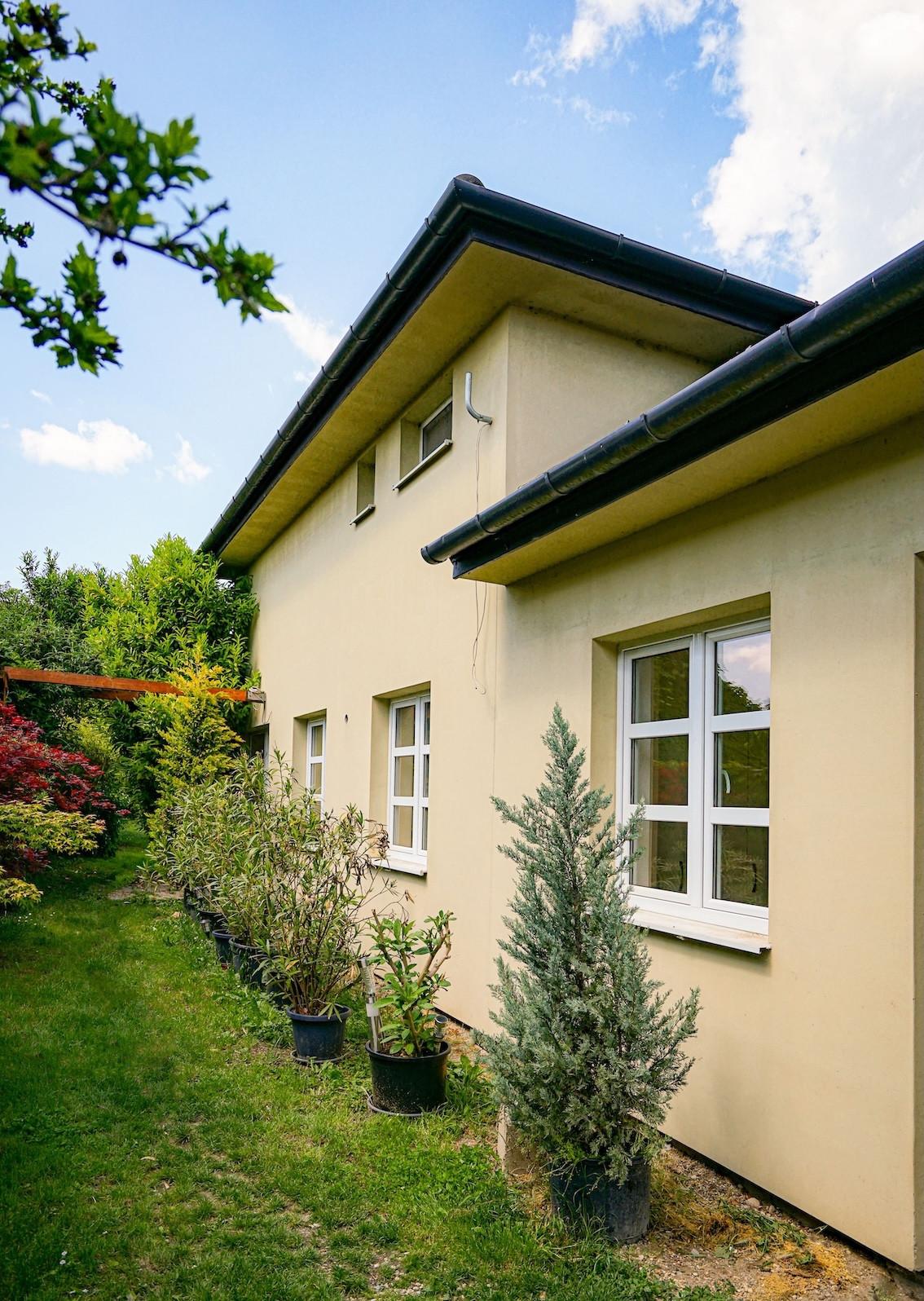Maďarská certifikovaná RK Hunnia Home ponúka na predaj veľkorysý rodinný dom s vlastným lesíkom v Dunakiliti.