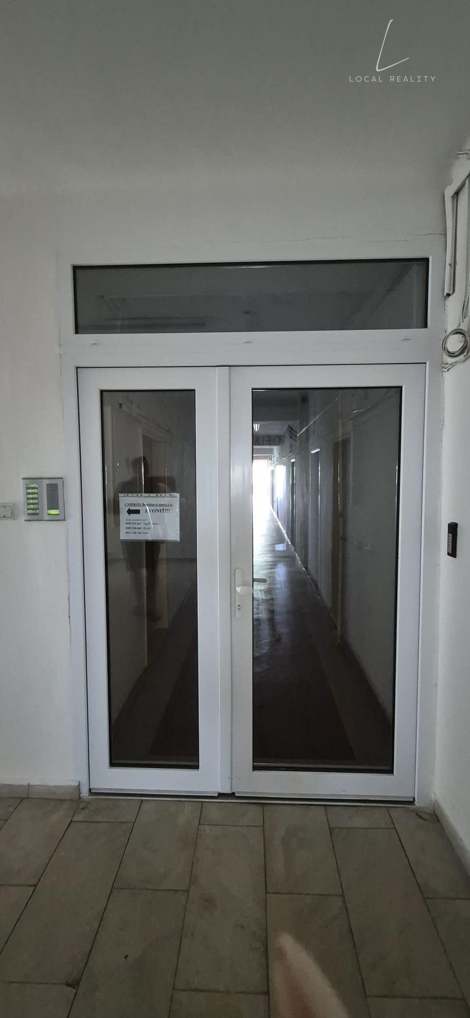 KANCELÁRSKE PRIESTORY S NÍZKYMI NÁKLADMI – BRATISLAVA, BOJNICKÁ ULICA – fotka 2