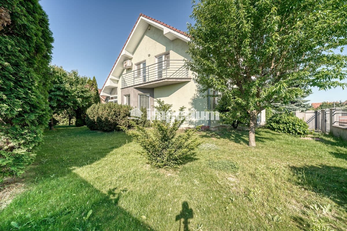 PRIESTRANNÝ RODINNÝ DOM V HAMULIAKOVE na pozemku 625 m2